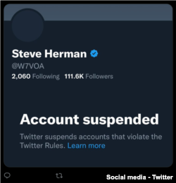 Pengguna Twitter pada 15 Desember 2022 membagikan gambar pemberitahuan ini yang diposting di akun Steve Herman dari VOA. (Foto: Twitter)