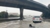 2022年12月31日，星期六，加利福尼亚州旧金山南部101号公路上，车辆驶过被洪水淹没的车道。从除夕开始，北加利福尼亚州大部分地区都在实行洪水警戒。