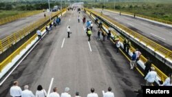 Miembros de los gobiernos de Colombia y Venezuela cruzan el puente binacional Coronel Atanasio Girardot durante la ceremonia de reapertura, luego de la normalización de las relaciones diplomáticas y económicas en Ureña, Venezuela, 1 de enero de 2023 REUTERS/Juan Pablo Bayona