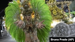 Una integrante de la escuela de samba Imperatriz Leopoldinense baila durante el desfile del Carnaval en el Sambódromo, el 22 de abril de 2022, en Río de Janeiro, Brasil.