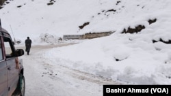 A taxi ferrying passengers on Bandipora Gurez Road.