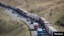 Автомобильная пробка из грузовиков, следующих из Грузии к российской границе.