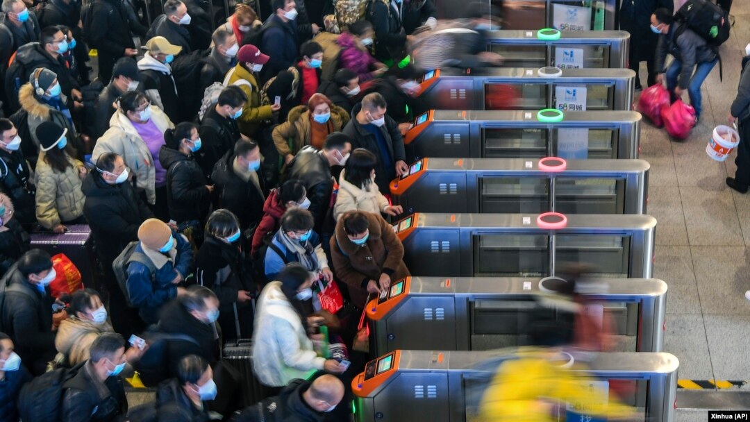 Warga China bergegas mengejar kereta di stasiun kereta api di Suzhou di Provinsi Jiangsu, China timur, Sabtu, 7 Januari 2023. (Foto: Xinhua via AP)
