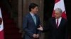 El presidente de México, Andrés Manuel López Obrador, a la derecha, extiende un saludo al recibir al premier de Candá, Justin Trudeau, en el Palacio Nacional en Ciudad de México, el 11 de enero de 2023.