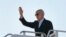 Foto Achiv: Prezidan Joe Biden salye moun anvan li mone nan Air Force One, avyon prezidansyel la nan vil El Paso, Texas, 8 Janvye 2023.