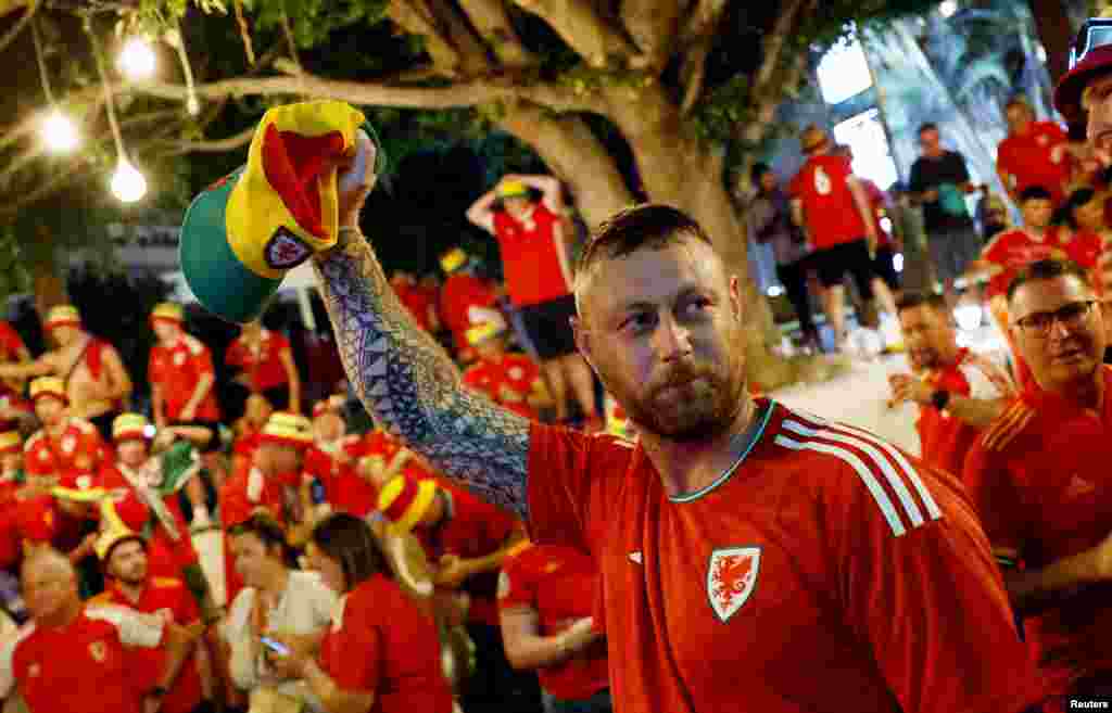 El rostro desilusionado de un fan del seleccionado de Gales que observa el final del partido, donde perdiera contra Inglaterra. Visto en Tenerife, España, el 29 de noviembre de 2022.