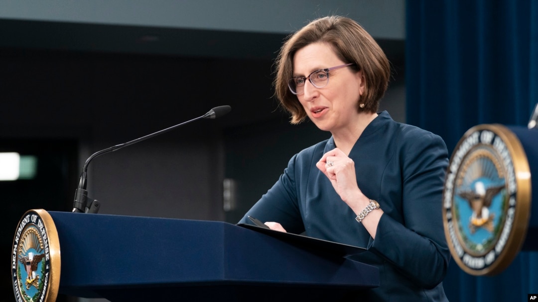 Zamjenica pomoćnika sekretara za odbranu za Rusiju, Ukrajinu i Euroaziju Lora Kuper, govori na brifingu za medije u Pentagonu, Washington, 4.oktobar 2022. (Foto:AP/Alex Brandon)
