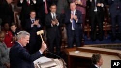 El presidente de la Cámara de Representantes, Kevin McCarthy, de California, levanta el mazo cuando comienza a hablar en la cámara de la Cámara de Representantes en Washington, la madrugada del sábado 7 de enero de 2023. (AP Photo/Alex Brandon)