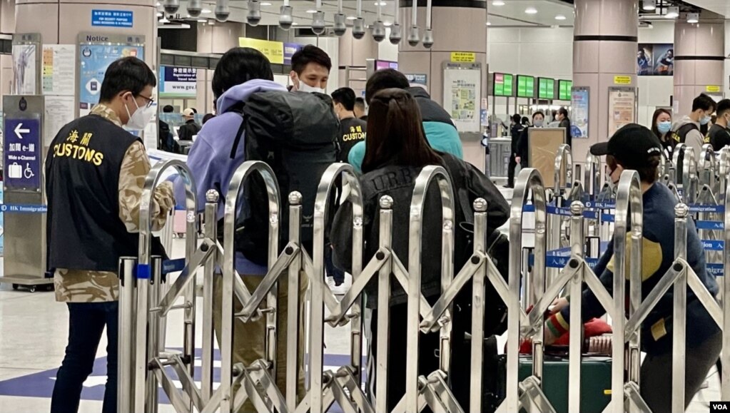 香港海关人员详细检查前往中国大陆旅客的48小时核酸检测阴性证明 (美国之音/汤惠芸)(photo:VOA)