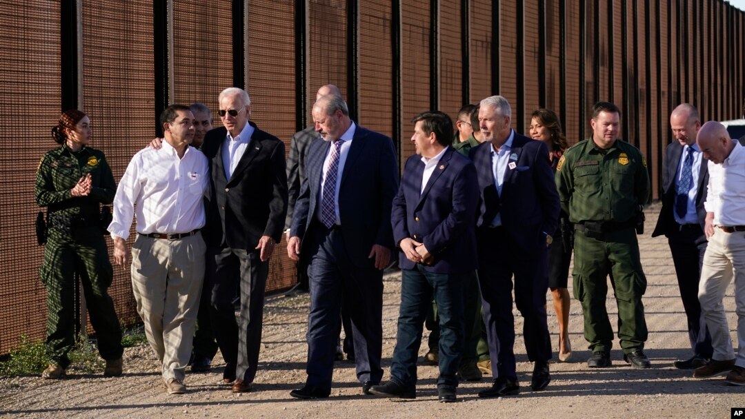 Američki predsjednik Joe Biden razgovara s američkim predstavnikom Henryjem Cuellom dok hoda duž granične ograde tokom svoje posjete američko-meksičkoj granici u El Pasu, Teksas, SAD, 8. januara 2023. REUTERS/Kevin Lamarque