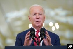 Presiden AS Joe Biden berbicara di Ruang Timur Gedung Putih, 22 Desember 2022, di Washington. (Foto: AP)