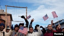 Manifestantes marchan para exigir el fin de la política migratoria denominada "Título 42", en El Paso, el 7 de enero de 2023. 