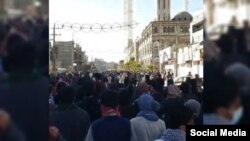 Ratusan demonstran kembali berunjuk rasa di kota Zahedan, provinsi di bagian tenggara Iran, hari Jumat (16/12).