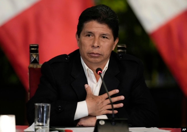 Foto Achiv: Prezidan Pewou Pedro Castillo, pandan yon konferans pou lapres nan vil Lima, 11 Oktob 2022.