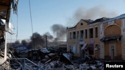 Asap tampak mengepul dari lokasi yang diserang oleh pasukan Rusia di Donbas, Bakhmut, Ukraina, pada 7 Januari 2023. (Foto: Reuters/Clodagh Kilcoyne)