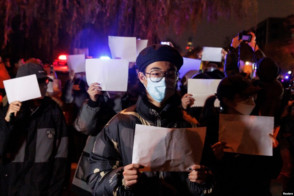 北京民众走上街头举起白纸游行抗议当局严厉的防疫封控措施。（2022年11月27日）(photo:VOA)