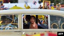 Sebuah pengadilan di Thailand, Rabu (28/6), membebaskan seorang aktivis mahasiswa dan empat orang lainnya karena menghalangi iring-iringan mobil ratu negara itu selama demonstrasi prodemokrasi pada 2020. (Foto: AFP)