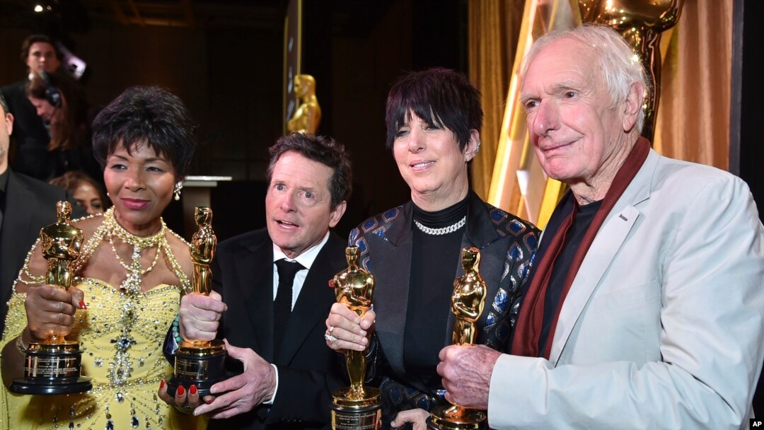 Dari kiri: Euzhan Palcy, Michael J. Fox, Diane Warren dan Peter Weir berpose untuk foto selama Penghargaan Gubernur di Fairmont Century Plaza di Los Angeles, Sabtu, 19 November 2022. (Richard Shotwell/Invision/AP)