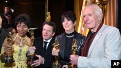 Dari kiri: Euzhan Palcy, Michael J. Fox, Diane Warren dan Peter Weir berpose untuk foto selama Penghargaan Gubernur di Fairmont Century Plaza di Los Angeles, Sabtu, 19 November 2022. (Richard Shotwell/Invision/AP)