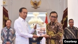 Presiden Joko Widodo menerima Laporan Tim Penyelesaian Non-Yudisial Pelanggaran Hak Asasi Manusia yang Berat Masa Lalu (PPHAM), di Istana Merdeka, Jakarta, Rabu (11/01/2023) pagi. Foto: Humas Setkab/Agung