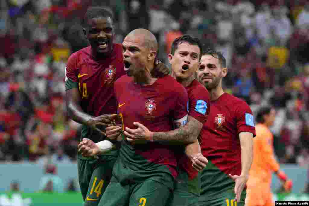 Jogadores de Portugal, Pepe e William Carvalho à frente, celebram o golo de Pepe frente à Suíça. Portugal passou aos quartos-de-final do Mundial de Futebol. Estádio Lusail, Qatar. Dez, 6 2022