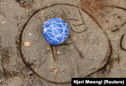 Sebuah bola yang terbuat dari kantong plastik terlihat di lapangan dekat daerah kumuh lembah Mathare di Nairobi, Kenya, 19 Mei 2018. (Foto: REUTERS/Njeri Mwangi)
