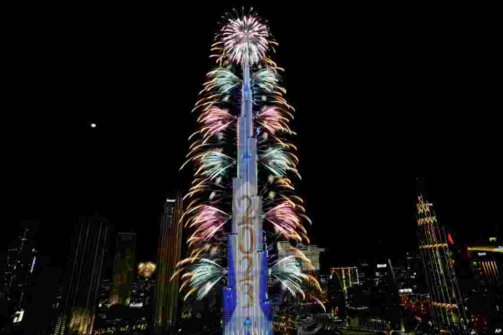Fireworks explode at the Burj Khalifa, the world&#39;s tallest building, during the New Year&#39;s Eve celebration in Dubai, United Arab Emirates, Jan. 1, 2023.