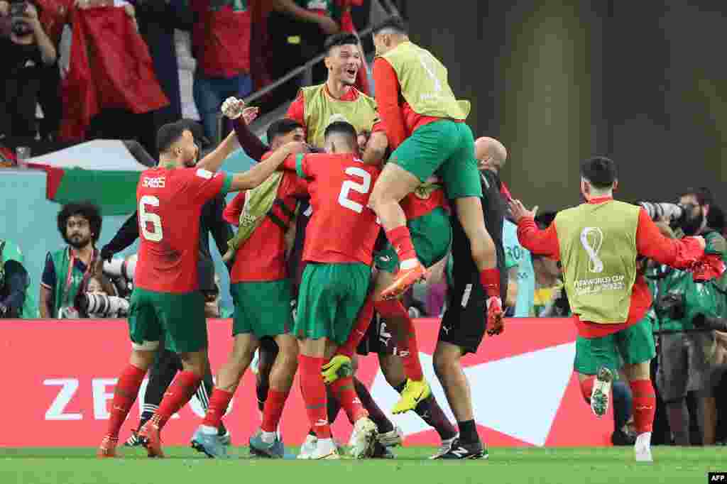 Jogadores marroquinos celebram passagem aos quartos-de-final depois de derrotarem Espanha nas grandes penalidades por 3-0