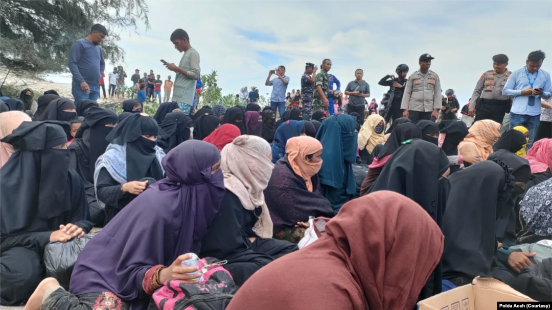 Sebanyak 184 pengungsi etnis Muslim-Rohingya tiba di Pantai Kuala Gigeng Lamnga, Kecamatan Masjid Raya, Kabupaten Aceh Besar, Aceh, Minggu (8/1).(Foto: Courtesy/ Polda Aceh)