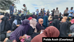 (မှတ်တမ်းပုံ - လှေစီးပြေး ဒုက္ခသည်အဖြစ် အင်ဒိုနီးရှားနိုင်ငံသို့ ရောက်လာကြသည့် ရိုဟင်ဂျာများ )
