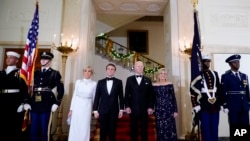 Presiden AS Joe Biden serta Ibu Negara Jill Biden berpose bersama Presiden Prancis Emmanuel Macron dan istrinya Brigitte Macron di Gedung Putih sebelum menghadiri acara jamuan makan malam kenegaraan di Washington, pada 1 Desember 2022. (Foto: AP/Andrew Harnik)