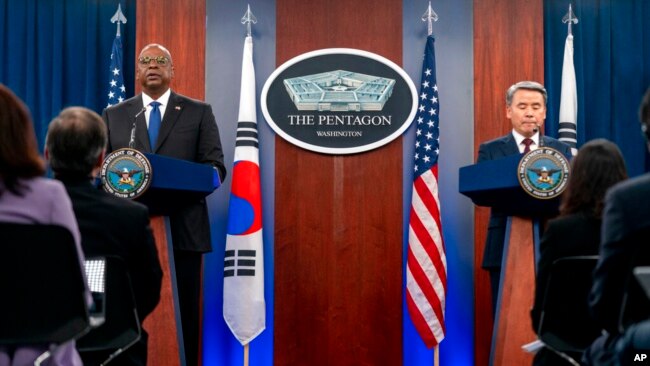 지난해 11월 워싱턴 미국 국방부 청사에서 로이드 오스틴 장관과 이종섭 한국 국방장관이 회담에 이어 공동기자회견을 했다.