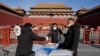 Para petugas mengirimkan makanan bagi para pekerja di area Forbidden City di Beijing, pada 14 Desember 2022. (Foto: AP/Ng Han Guan)