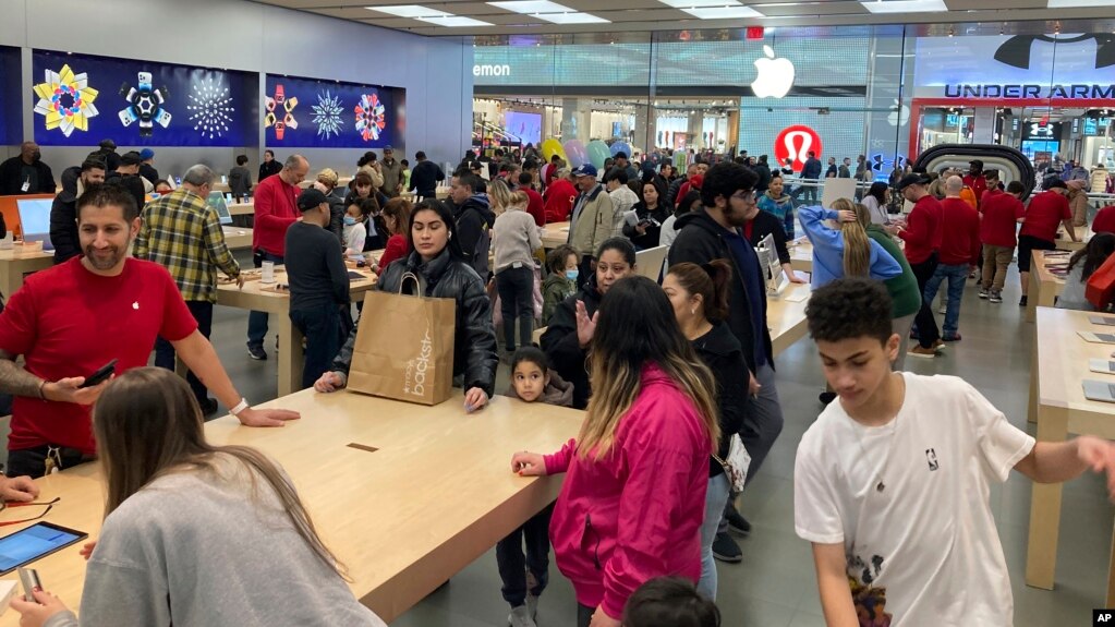 美国新泽西民众在一家商场的苹果专卖店里购物。(2022年12月17日)(photo:VOA)