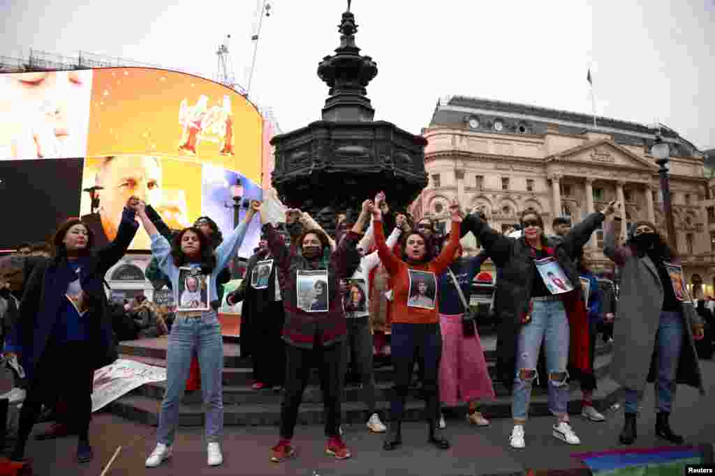 تجمع اعتراضی جمعی از زنان ایرانی با شعار &laquo;گیسو برای آزادی&raquo; در یکی از مهمترین میادین شهر لندن، بریتانیا. شنبه ۵ آذر ١۴۰۱