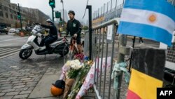 Полиция охраняет велосипедную дорожку рядом с импровизированным мемориалом в честь жертв теракта, который произошел 31 октября 2017 года в Манхэттене, Нью-Йорк, 2 ноября 2017 года