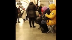  基辅民众在地铁躲避空袭 