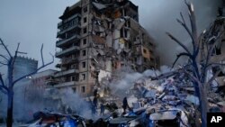 Diez personas resultaron heridas, entre ellas dos menores de edad, en la ciudad de Dnipro, en el sureste del país, donde un misil ruso destruyó una parte de un edificio de viviendas.