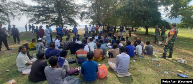57 pengungsi Rohingya yang terdampar di pesisir Desa Ladong, Kecamatan Masjid Raya, Kabupaten Aceh Besar, Provinsi Aceh, Minggu, 25 Desember 2022. (Courtesy: Polda Aceh)