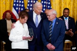 Presiden AS Joe Biden menganugerahkan “Presidential Citizens Medal” kepada 12 orang termasuk mendiang polisi Brian Sicknick, yang diberikan kepada kedua orang tuanya, dalam upacara di Gedung Putih, Jumat (6/1).