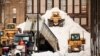 Čišćenje snježnih nanosa u Bafalu, u državi Njujork, 28. decembar 2022. (Foto: REUTERS/Lindsay DeDario)