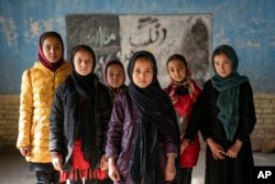 Sejumlah anak sekolah Afghanistan di Kabul, 22 Desember 2022. Penguasa Taliban telah melarang anak perempuan bersekolah di sekolah menengah dan atas. (Foto: AP)