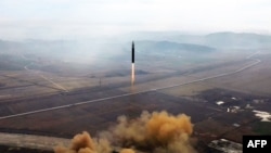 북한이 지난해 11월 신형대륙간탄도미사일 화성-17형을 시험발사했다며 사진을 공개했다.