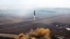 북한이 지난달 19일 김정은 국무위원장 현지지도 아래 신형대륙간탄도미사일 화성-17형을 시험발사했다며 사진을 공개했다.