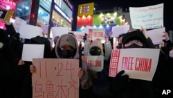 2022年11月30日，示威者在韩国首尔举行声援集会，谴责中国政府继续推行清零政策。（美联社照片）