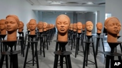 Las esculturas de terracota creadas por la artista francesa Prune Nourry que representan a los aproximadamente 100 Chibok restantes que aún están en cautiverio se exhiben en Lagos, Nigeria, el 13 de diciembre de 2022.