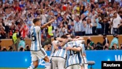 Argentina celebra el gol del delantero Ángel Di María contra Francia. (Yukihito Taguchi-USA TODAY Sports)