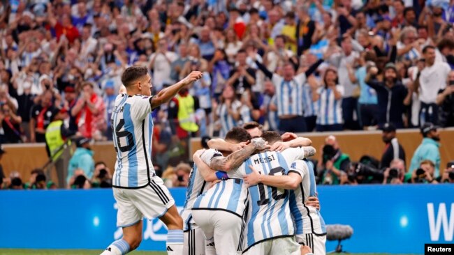 Argentina celebra el gol del delantero Ángel Di María contra Francia. (Yukihito Taguchi-USA TODAY Sports)