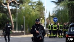 Policías vigilan la embajada de Ucrania en Madrid, el primer lugar donde detonó una carta que contenía una bomba. 