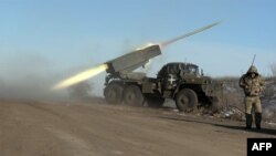 122-мм реактивная установка БМ-21 «Град» ВСУ ведет огонь на окраине Соледара на востоке Украины (11 января 2023 года, AFP)